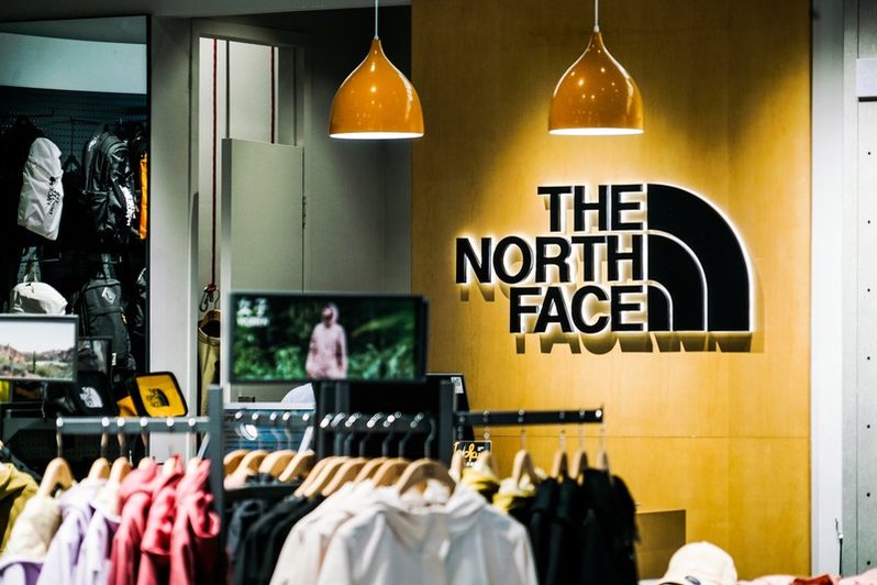 The North is facing even more intense competition. Older women love to wear "birds," while young men are chasing "camels." - Isportmall