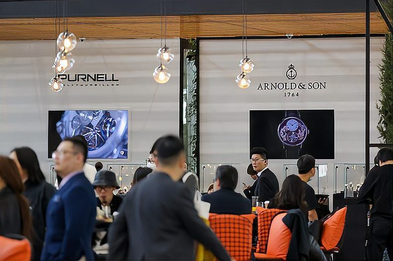 Promote entry into second-tier cities and digitization to develop a niche luxury watch in the Chinese market
