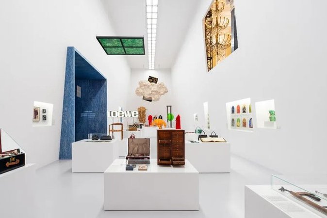 Interview with OMA / AMO: Before we step into the LOEWE exhibition, let's interpret these mirror-finished twins. - Isportmall