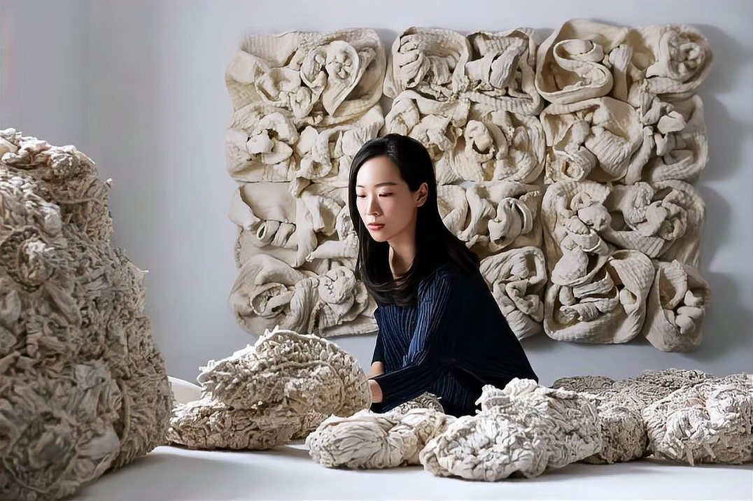 She incorporated art into her white squeeze dyeing and won the Loebé Foundation Award in 2021. Her traditional techniques have surprised the world.