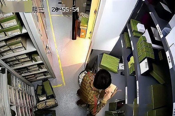 An internal crime was discovered at a luxury store. Genuine Gucci bags were being replaced with discounted resale items on a second-hand trading platform. - Isportmall