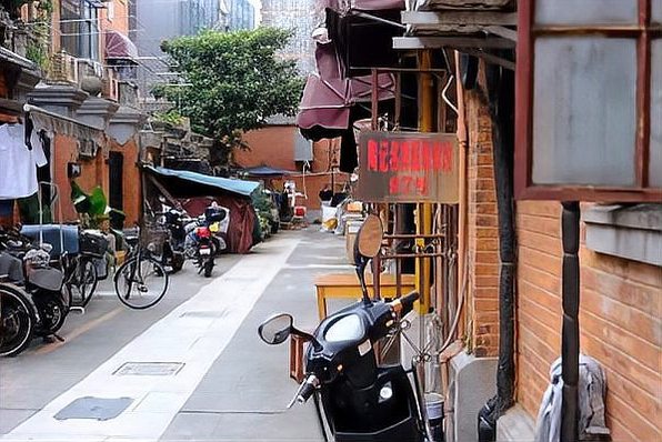 I can't believe it! Hidden inside a villa in Jing 'an, Shanghai, are five clothes repair shops that use Gucci and Armani cloth scraps... - Isportmall