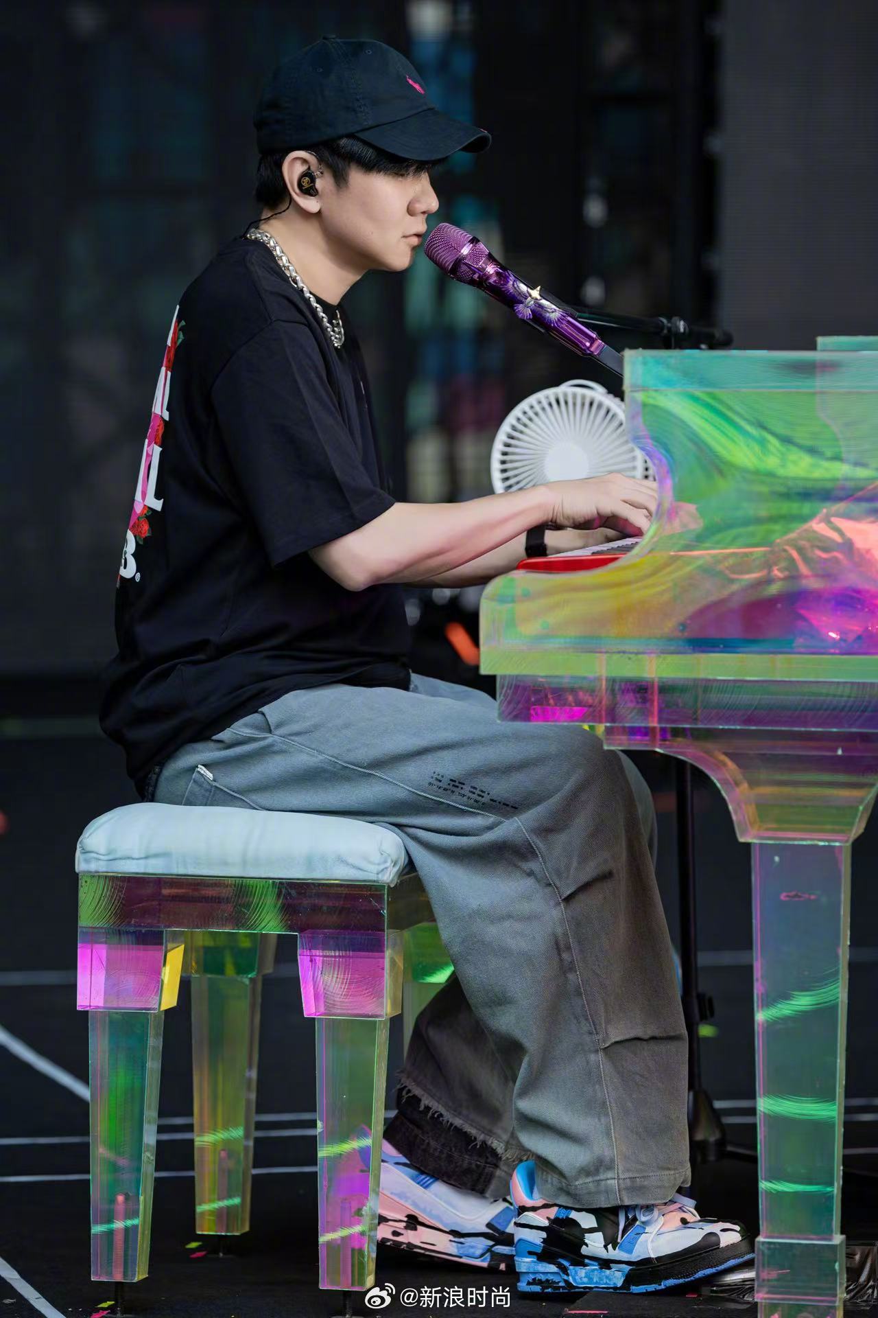 ルイヴィトンLVトレイナーのスニーカーアートを演出するスターたちのコラボレーションシリーズ