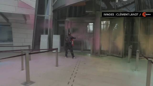 数人の環境保護分子が今日パリのルイ・ヴィトン財団の門をペンキで覆った…… - 加奈ショップ