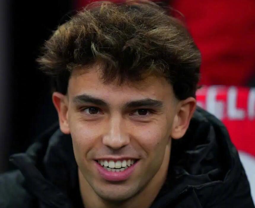 モンクレールの偽物は法律違反ですか？