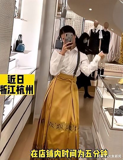 ミニスカートを着てディオールに入って写真を撮った女性は、私個人ではなく「ディオールのパクリ」に注目してほしいと答えた。 - 加奈ショップ