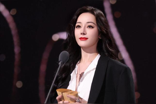 プラダ コピーを持っている友人に会った場合、どう反応すべきですか？