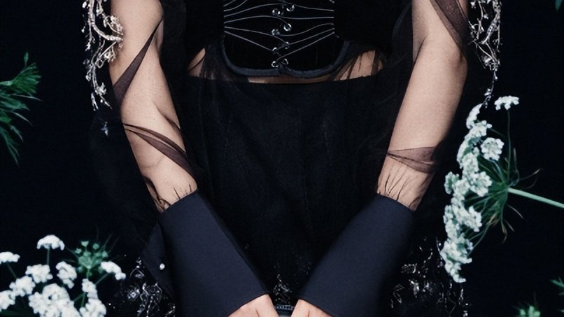 ディオールの早春レトロな格調を、ディリシウバとともに感じて