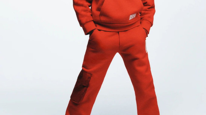 ディオールの子供服を着て新年の祝日の雰囲気にあふれている